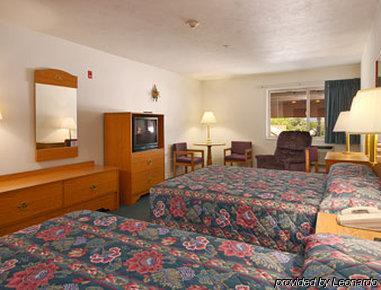 Super 8 By Wyndham Montpelier Hotel Room photo